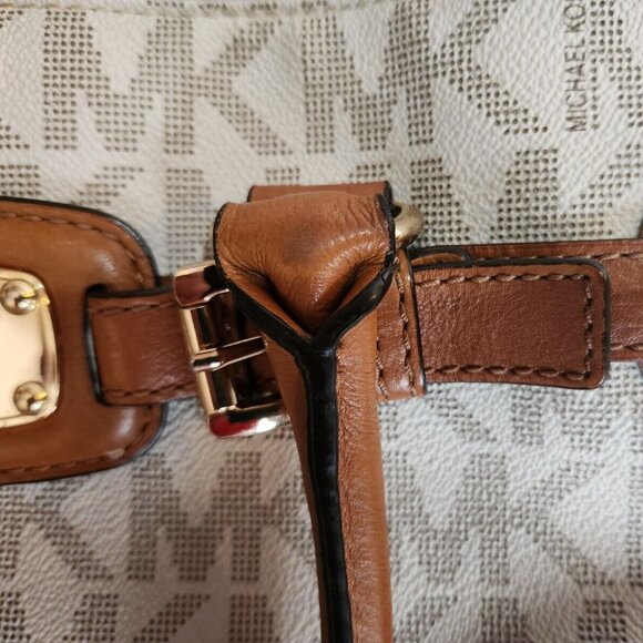 Michael Kors Hamilton Signature Vanilla Crossbody Tote Bag - Picture 4 of 16